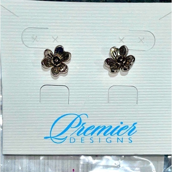 Premier Designs Earrings Dainty Flower Studs - Picture 1 of 5